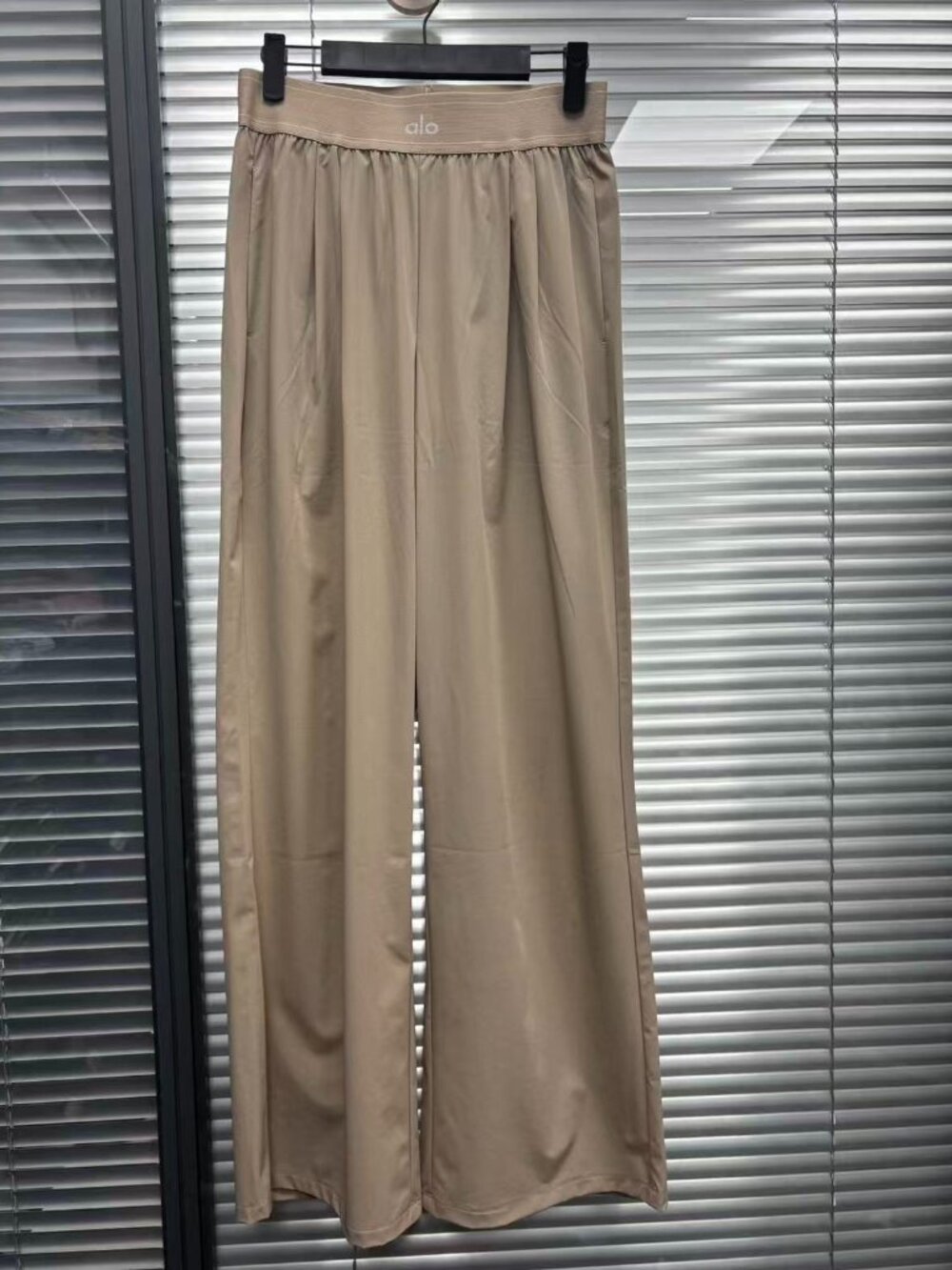 ALO Yoga Women's Pants, Gravel Color 🖤 Regular Size - Picture 5 of 8